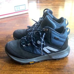 New women’s hiking boots sized 5 in original box.